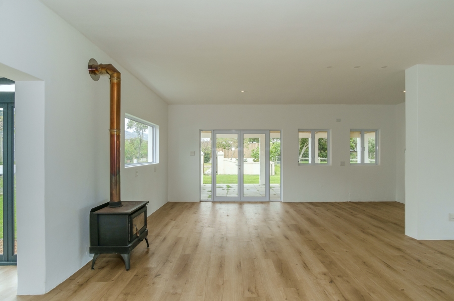 6 Bedroom Property for Sale in Meadowsteads Western Cape